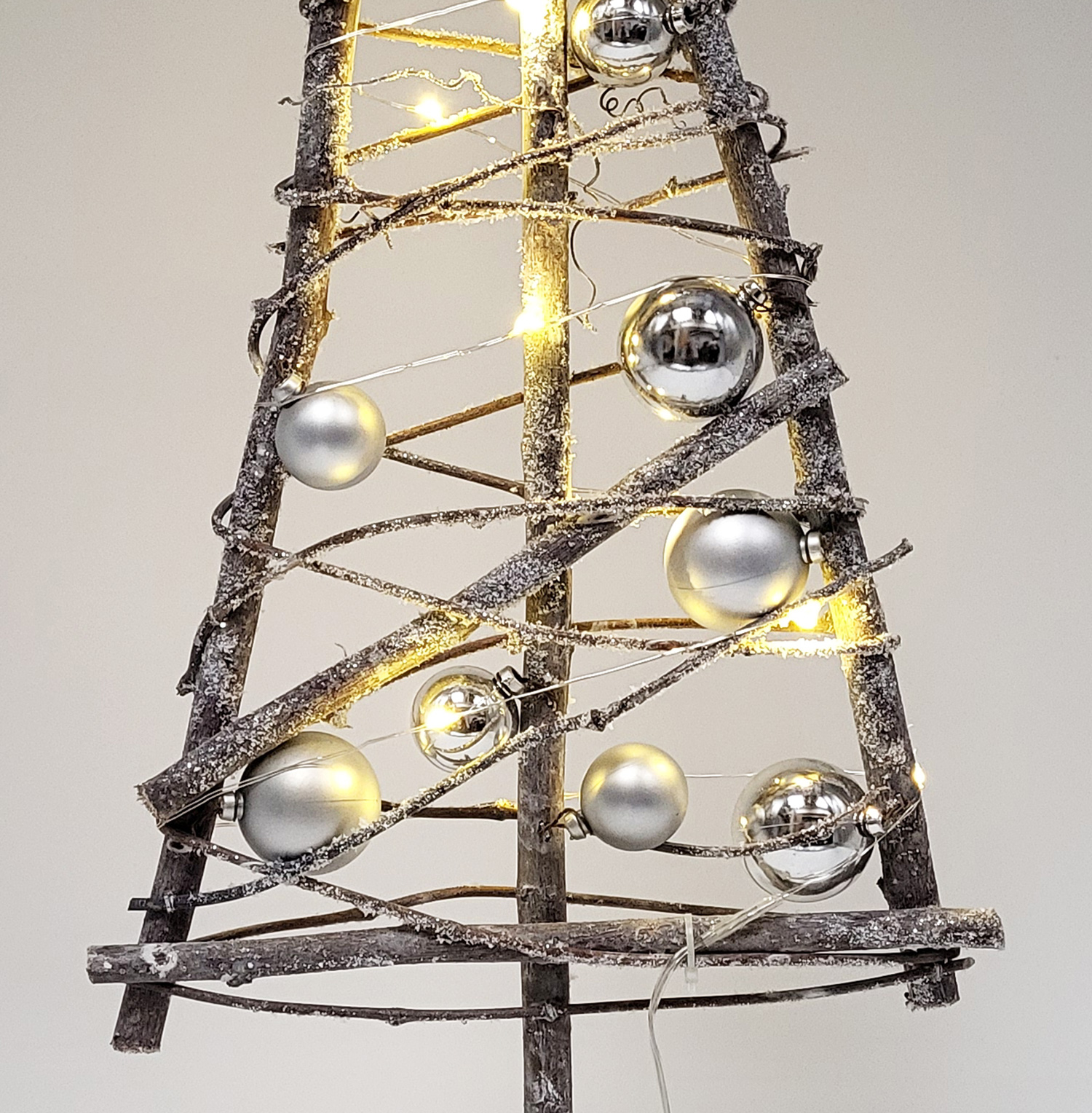Weihnachtsbaum Deko Baum aus Holz mit Kugeln und LED Beleuchtung